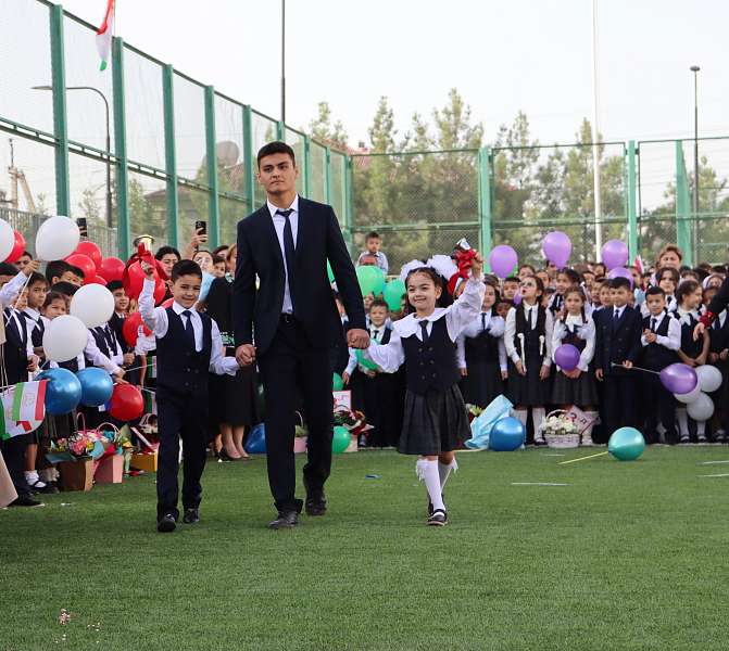 Праздничная линейка в российско-таджикской школе им. А. П. Чехова 