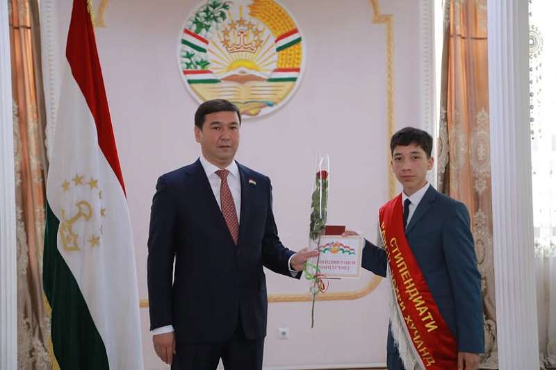 Ученик 9 "В" класса Ибрагимов Мирзомухаммад получил стипендию мэра города Худжанда!