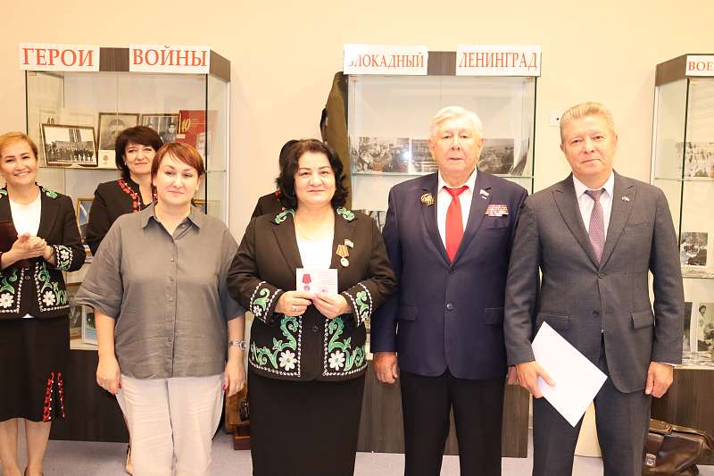 В российско-таджикской школе им. А.П. Чехова прошла церемония вручения юбилейной медали.