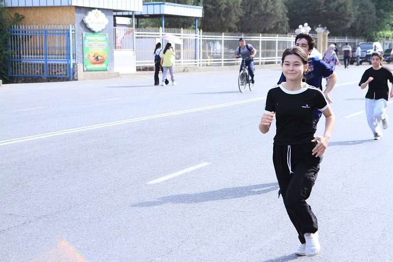 Ученики и учителя школы имени А.П. Чехова приняли участие в Республиканском забеге и веломарафоне в г. Худжанде