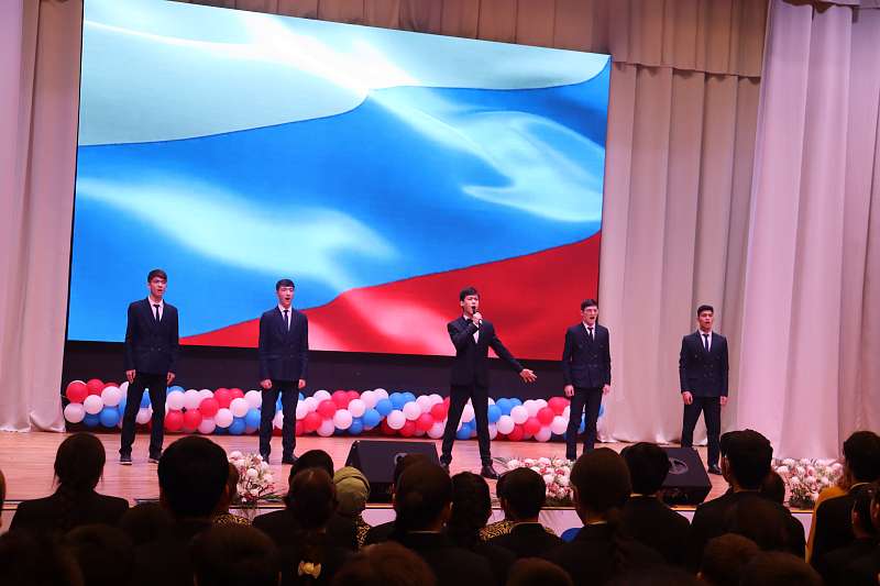 Праздничная программа ко Дню Конституции Российской Федерации в школе имени А.П. Чехова