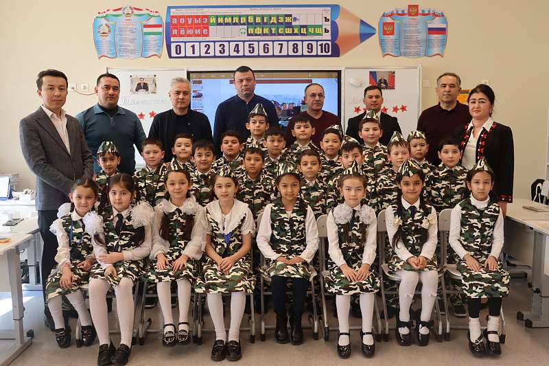 Классный час ко Дню защитника Отечества во 2 "В" классе!